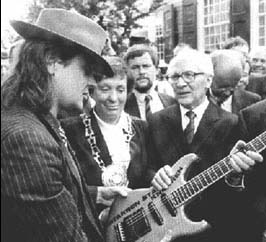 Udo Lindenberg and Erich Honecker with the guitar of Udo Lindenberg