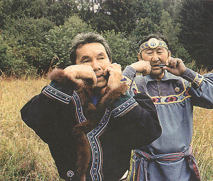 Ivan Alexejev and Spiridon Schischigin,Yakutia, play jew 's harps