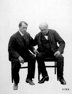 Miller Reese Hutchison und Thomas A. Edison conversing